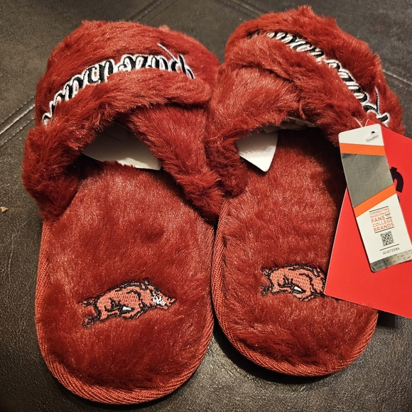 NWT Arkansas Razorbacks open-toed fuzzy slippers. Size: S 5-6 - Picture 4 of 7